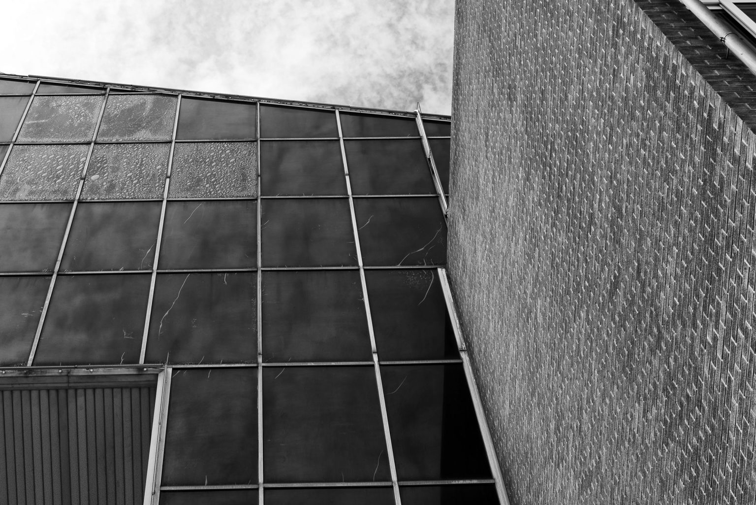 宁大建筑外墙：黑白精炼之美